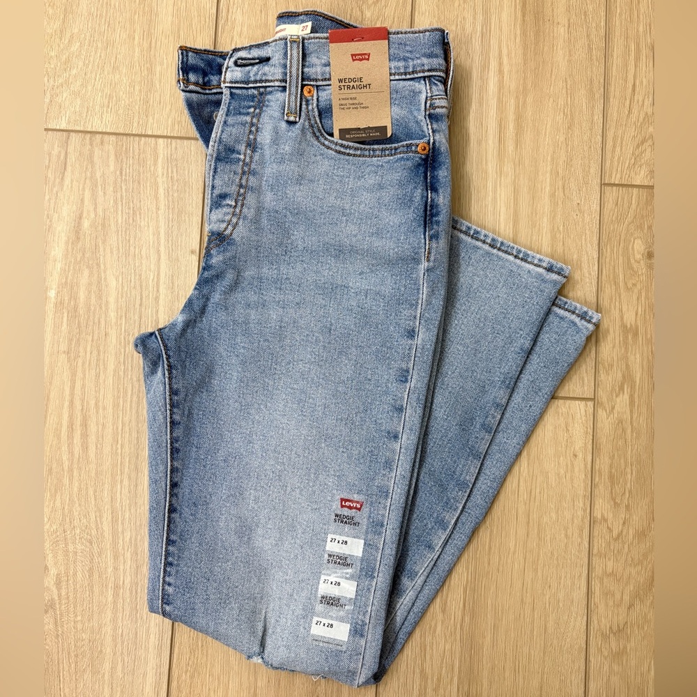 Women’s Levi’s Distressed Straight Jeans